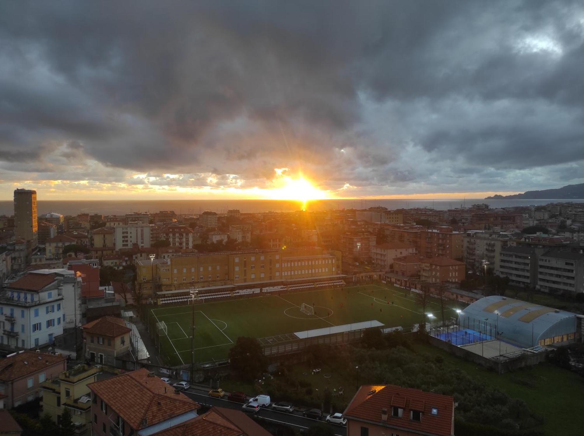 Super Vista Al Grattacielo Di Lavagna Apartment Exterior foto