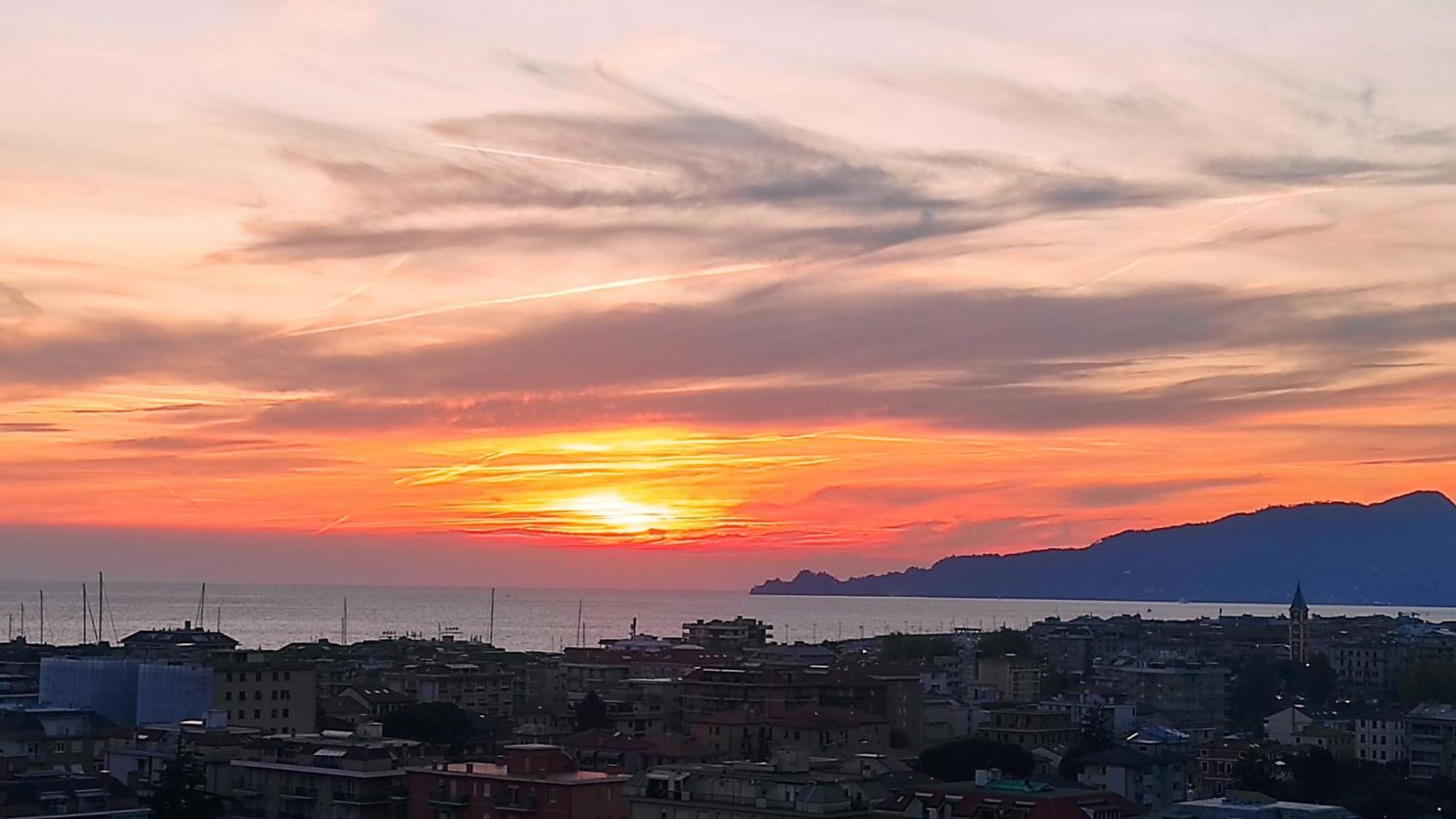 Super Vista Al Grattacielo Di Lavagna Apartment Exterior foto