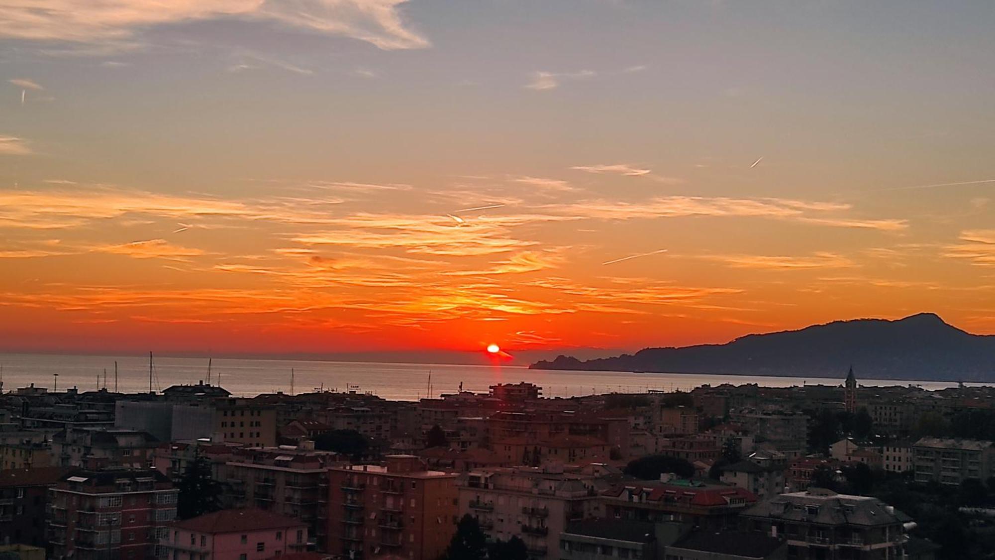 Super Vista Al Grattacielo Di Lavagna Apartment Exterior foto